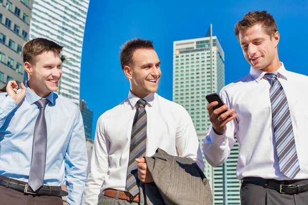 Grupo Colegas Caminhando Enquanto Conversam Depois Trabalho — Fotografia de Stock