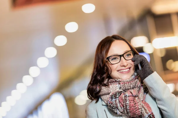 Portrait Jeune Femme Séduisante Parlant Sur Smartphone Nuit — Photo