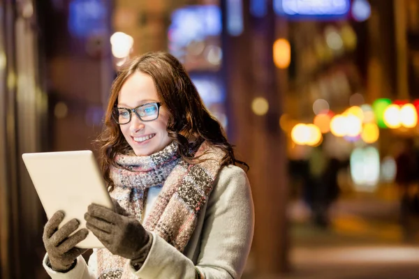 Retrato Jovem Mulher Atraente Sorrindo Usando Tablet Digital Durante Noite — Fotografia de Stock