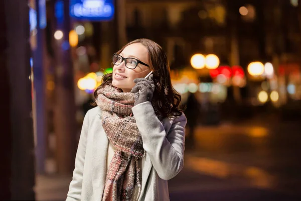 Retrato Una Joven Atractiva Hablando Smartphone Por Noche — Foto de Stock