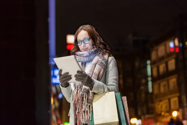 Portret Van Jonge Aantrekkelijke Vrouw Glimlachend Met Behulp Van Digitale — Stockfoto