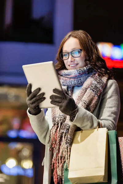 Retrato Jovem Mulher Atraente Sorrindo Usando Tablet Digital Durante Compras — Fotografia de Stock