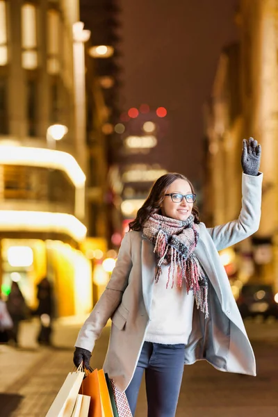 Retrato Jovem Mulher Atraente Chamar Para Táxi Após Noite Compras — Fotografia de Stock