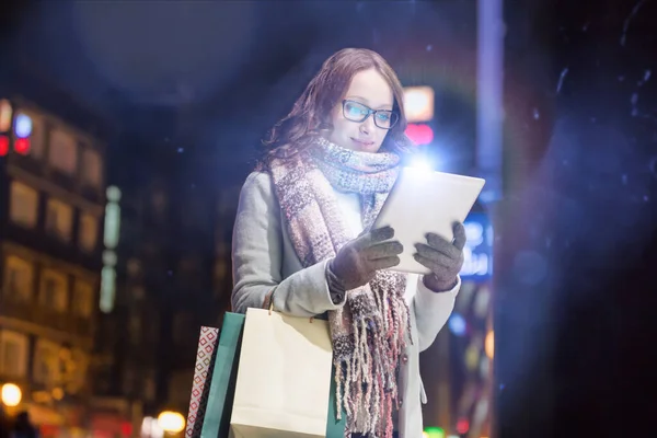Geceleri Alışveriş Yaparken Gülümseyen Dijital Tablet Kullanan Çekici Bir Kadının — Stok fotoğraf