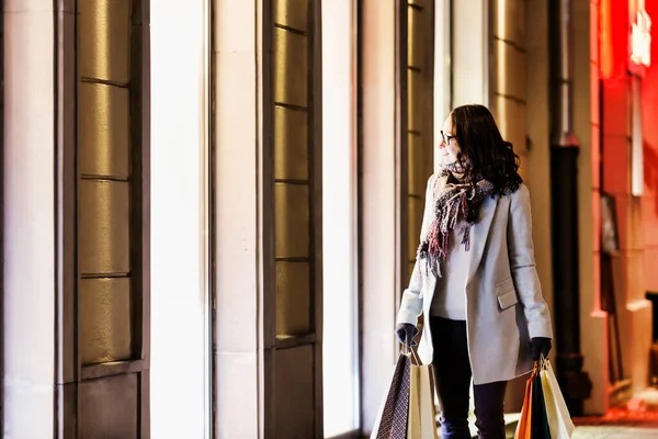 Retrato Una Joven Mujer Atractiva Mirando Vestido Manequín Tienda Través — Foto de Stock