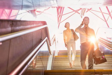 Aşağıda yürüyen iş adamları arka planda mercek fişeği ile...