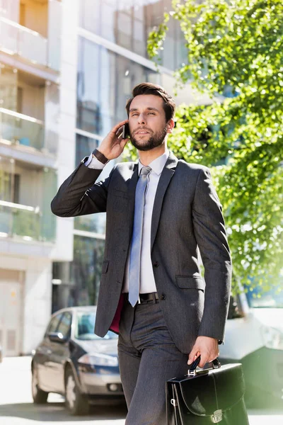 Retrato Jovem Empresário Atraente Andando Enquanto Fala Smartphone — Fotografia de Stock