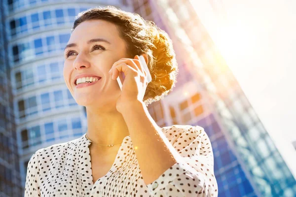 Porträtt Ung Attraktiv Affärskvinna Ler När Talar Smartphone — Stockfoto