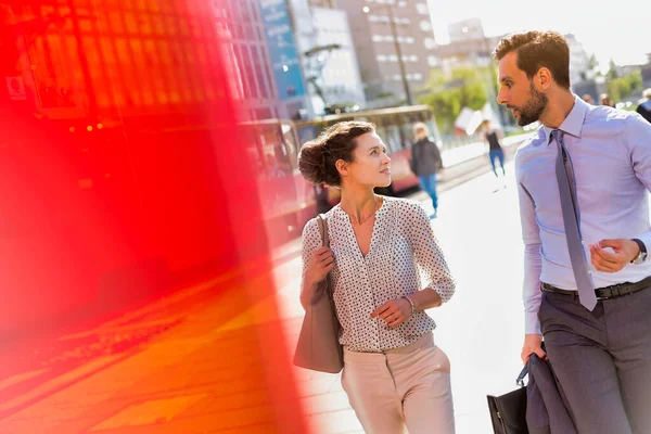 Empresario Mujer Negocios Caminando Mientras Discuten Planes Antes Reunirse — Foto de Stock