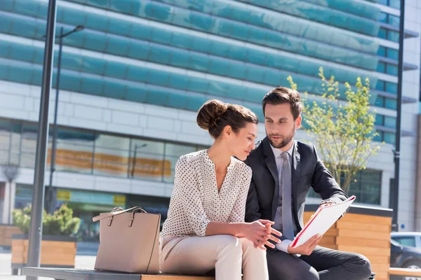 Jonge Aantrekkelijke Zakenman Bespreken Business Plannen Document Met Mooie Zakenvrouw — Stockfoto