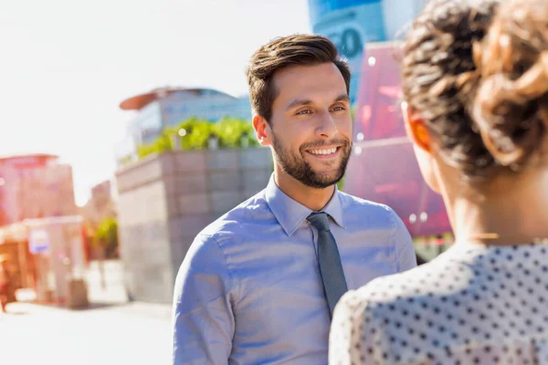 Retrato Joven Atractivo Hombre Negocios Sonriendo Mientras Habla Con Una — Foto de Stock