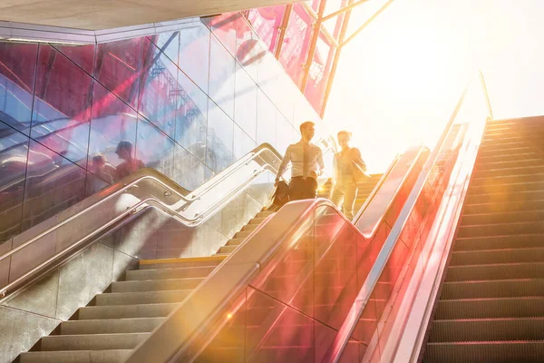 Üzletember Üzletasszony Beszél Miközben Sétál Lefelé Lépcsőn Lencsevilágítással Háttérben — Stock Fotó