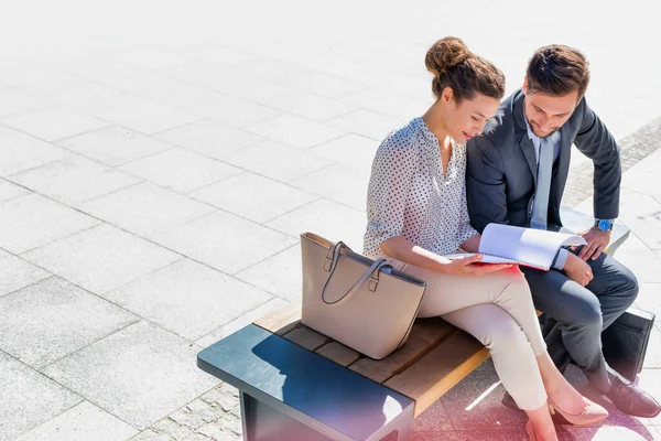 Jonge Aantrekkelijke Zakenman Bespreken Business Plannen Document Met Mooie Zakenvrouw — Stockfoto