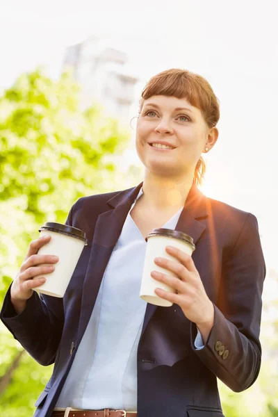 Jovem Mulher Negócios Bonita Segurando Duas Xícaras Café Com Chama — Fotografia de Stock