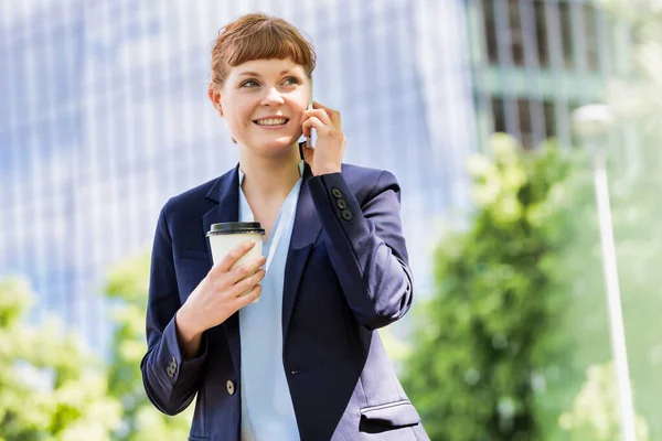 Genç Çekici Adamı Elinde Kahve Tutarken Gülümsüyor Akıllı Telefondan Konuşuyor — Stok fotoğraf