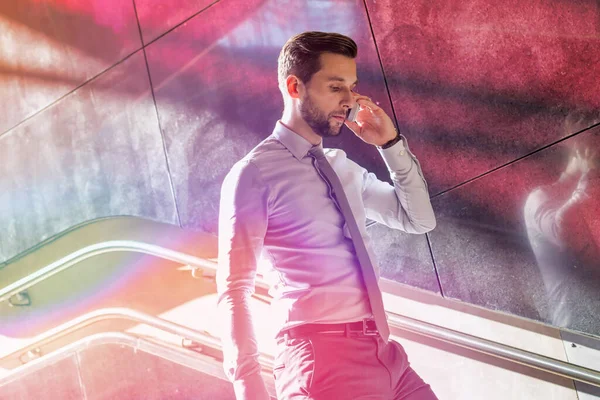 Retrato Jovem Empresário Atraente Falando Smartphone Enquanto Desce Escadas — Fotografia de Stock