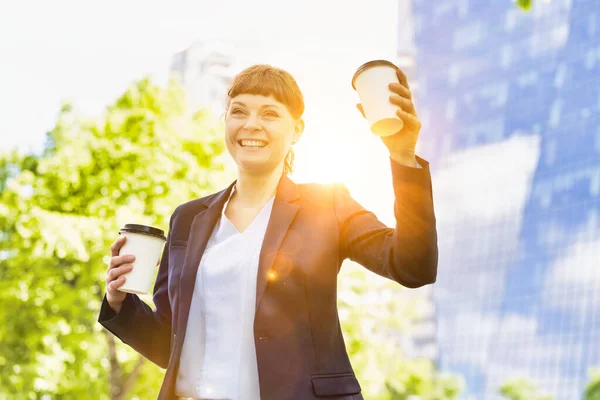 Joven Mujer Negocios Hermosa Sosteniendo Dos Tazas Café — Foto de Stock