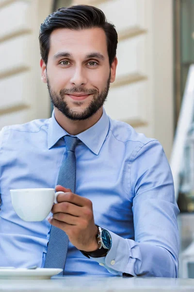 Porträt Eines Jungen Attraktiven Geschäftsmannes Der Café Sitzt Und Kaffee — Stockfoto