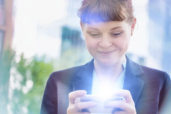 Young Attractive Businesswoman Smiling While Using Smartphone — Stock Photo, Image