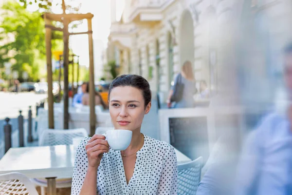 Retrato Jovem Mulher Negócios Pensativa Atraente Sentado Enquanto Bebe Café — Fotografia de Stock