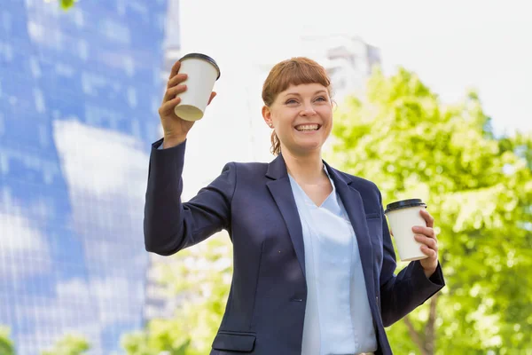 Ung Vacker Affärskvinna Som Håller Två Koppar Kaffe — Stockfoto