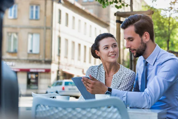 Geschäftsmann Diskutiert Pläne Über Digitales Tablet Mit Geschäftsfrau Während Sie — Stockfoto