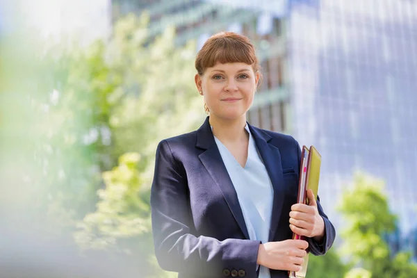 Porträt Einer Jungen Schönen Geschäftsfrau Die Besitz Von Dokumenten Steht — Stockfoto