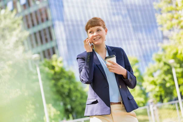 Genç Çekici Adamı Elinde Kahve Tutarken Gülümsüyor Akıllı Telefondan Konuşuyor — Stok fotoğraf