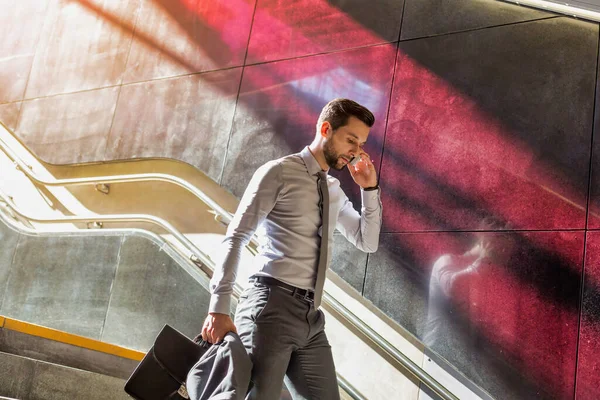 Retrato Jovem Empresário Atraente Falando Smartphone Enquanto Desce Escadas — Fotografia de Stock