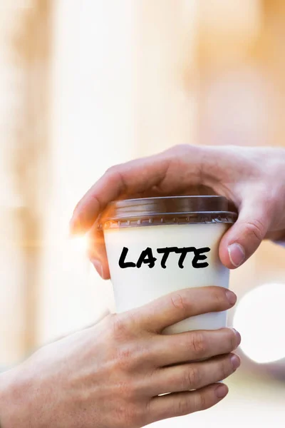 Nahaufnahme Foto Von Geschäftsfrau Gibt Geschäftsmann Eine Tasse Kaffee Latte — Stockfoto