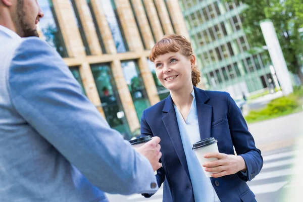 Nahaufnahme Von Geschäftsfrau Gibt Geschäftsmann Eine Tasse Kaffee — Stockfoto