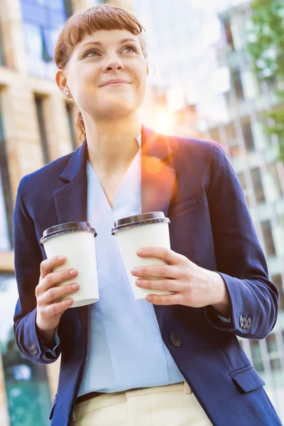 Jong Mooi Zakenvrouw Met Twee Koppen Koffie Met Lens Flare — Stockfoto