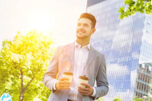 Retrato Jovem Empresário Atraente Segurando Duas Xícaras Café — Fotografia de Stock