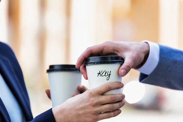 Foto Cerca Mujer Negocios Dando Los Hombres Negocios Una Taza — Foto de Stock