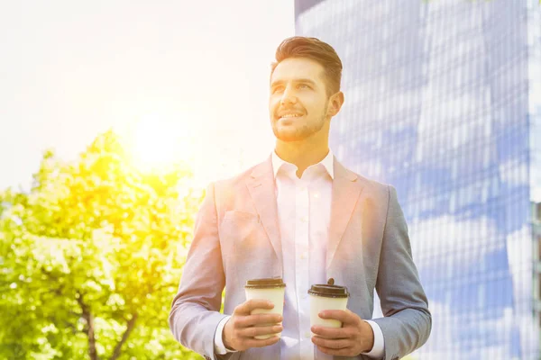 Retrato Jovem Empresário Atraente Segurando Duas Xícaras Café — Fotografia de Stock