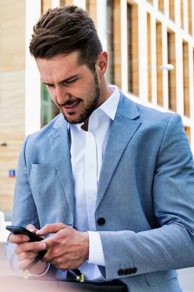 Jonge Knappe Zakenman Met Smartphone Tegen Kantoorgebouw — Stockfoto