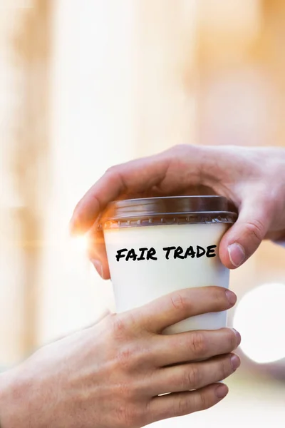 Zamknij Zdjęcie Businesswoman Dając Biznesmenowi Filiżankę Kawy Fair Trade — Zdjęcie stockowe