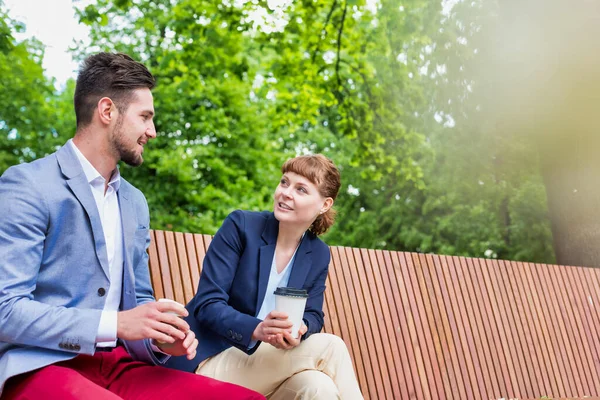 Porträt Eines Gutaussehenden Geschäftsmannes Der Gestikuliert Und Mit Einer Geschäftsfrau — Stockfoto