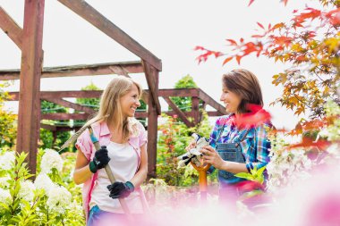 Konuşurken yürüyen güzel bahçıvanların portresi