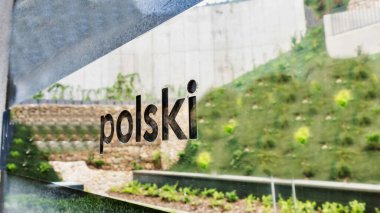 Polski işareti bahçe dükkanındaki yansıma yüzeyi
