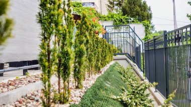 Apartman binası özel bahçe