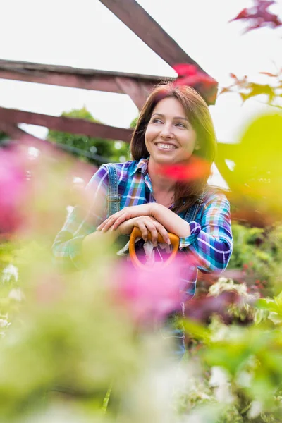 Portret Dojrzałego Ogrodnika Uśmiechającego Się Opierając Się Łopatę — Zdjęcie stockowe