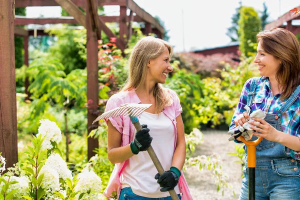 Portrait Beautiful Gardeners Walking While Talking — Stock Photo, Image