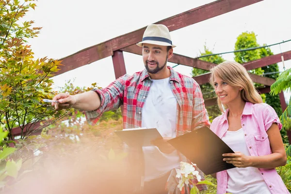 Portrait Mature Gardeners Examining Plants While Writing Report Clipboard — Stock Photo, Image