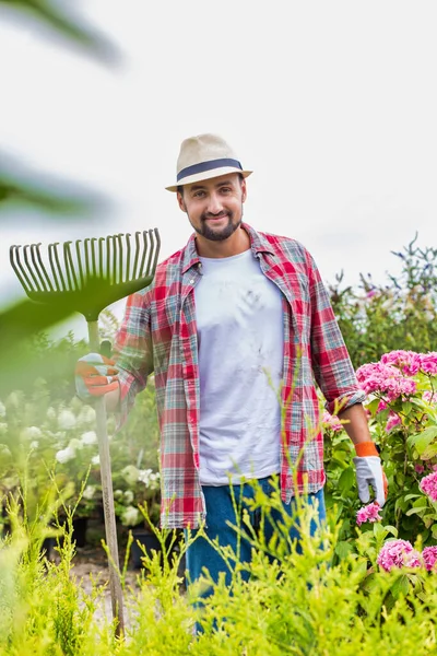 Porträt Eines Reifen Mannes Mit Gabelharke Gartengeschäft — Stockfoto