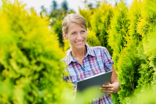 Portret Van Volwassen Vrouw Schrijven Verslag Klembord Planten Groeien Tuin — Stockfoto