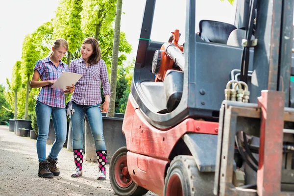 Foto Einer Reifen Frau Die Einen Bericht Auf Klemmbrett Schreibt — Stockfoto