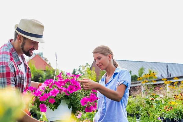 Gammal Trädgårdsmästare Som Visar Blommor Potten För Kvinnliga Köpare Butiken — Stockfoto