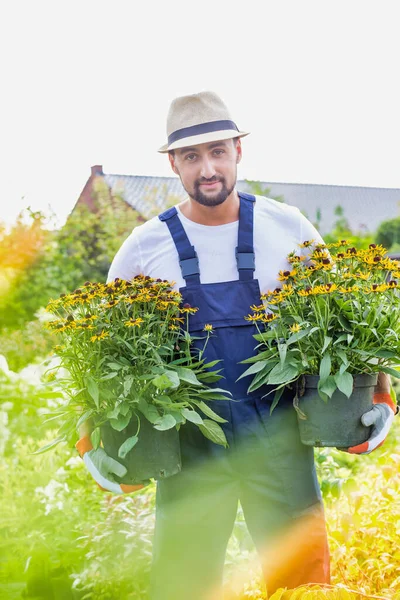 Retrato Jardineiro Maduro Carregando Flores Loja — Fotografia de Stock