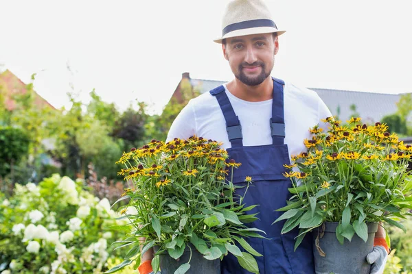 Ritratto Giardiniere Maturo Che Porta Fiori Negozio — Foto Stock